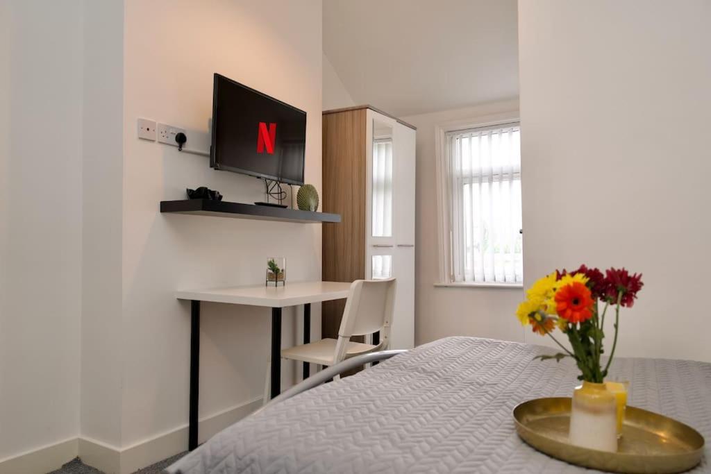 Gordon House - Fully Furnished, Tvs In Rooms, Free Parking, Netflix, Walk To Centre